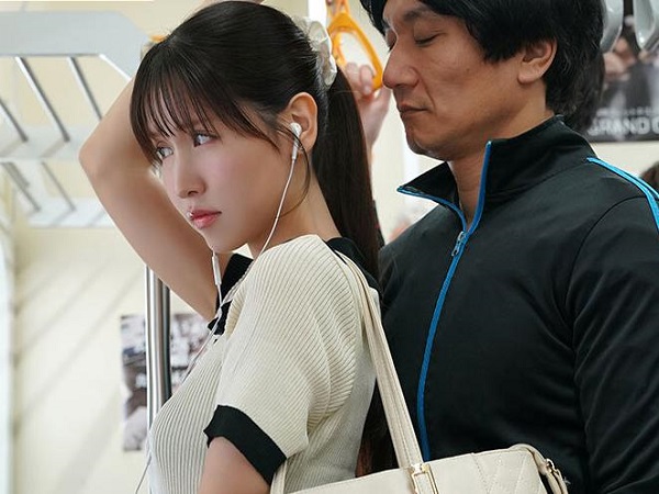 【美女】「はぁはぁ♥」電車の中でおまんこいじられ感じてしまう女‼そのままチンポ握り気持ちよくさせる‼