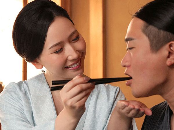 【人妻】「はぁはぁ♥」おっぱい吸われ感じてしまう女‼そのまま濃厚なキスできもちよくなってしまう‼