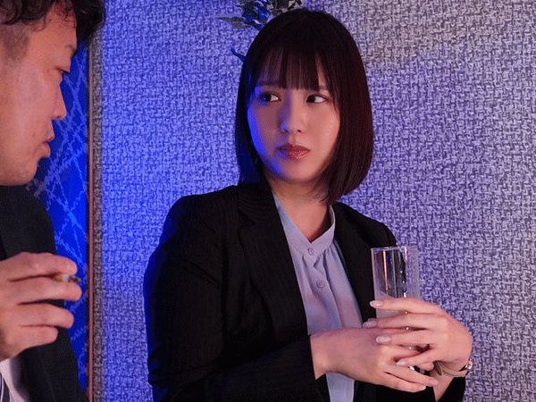 【相部屋】出張先のホテルでセクハラ上司と相部屋になってしまった！彼氏に電話してるのにマンコガシガシいじられてしまう！