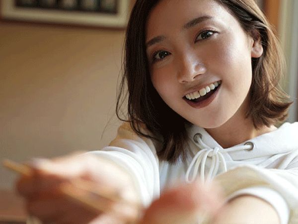 【加美杏奈】すっごく魅力的な綺麗なお姉さんと唇を交わした濃厚キス！美乳ボディを揺らした騎乗位エッチ