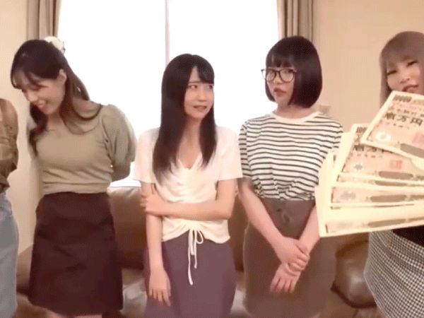 【ハーレム】「頑張れ‼」チンポ舐め気持ちよくさせてあげる女‼そのまま騎乗位で抜きにいってしまう‼